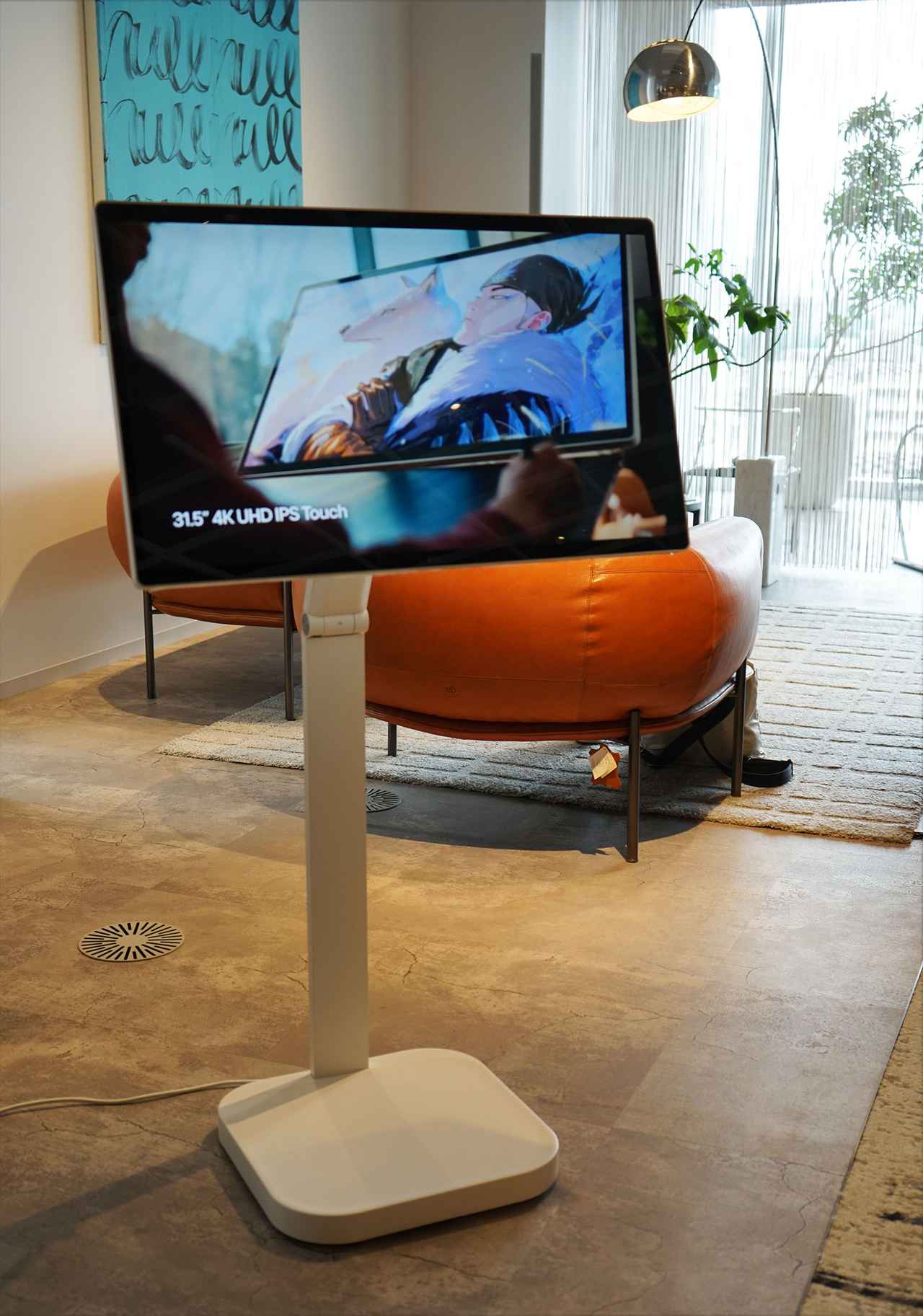 仕事も遊びもこの1台” 可動式フレキシブルスタンド付きスマート