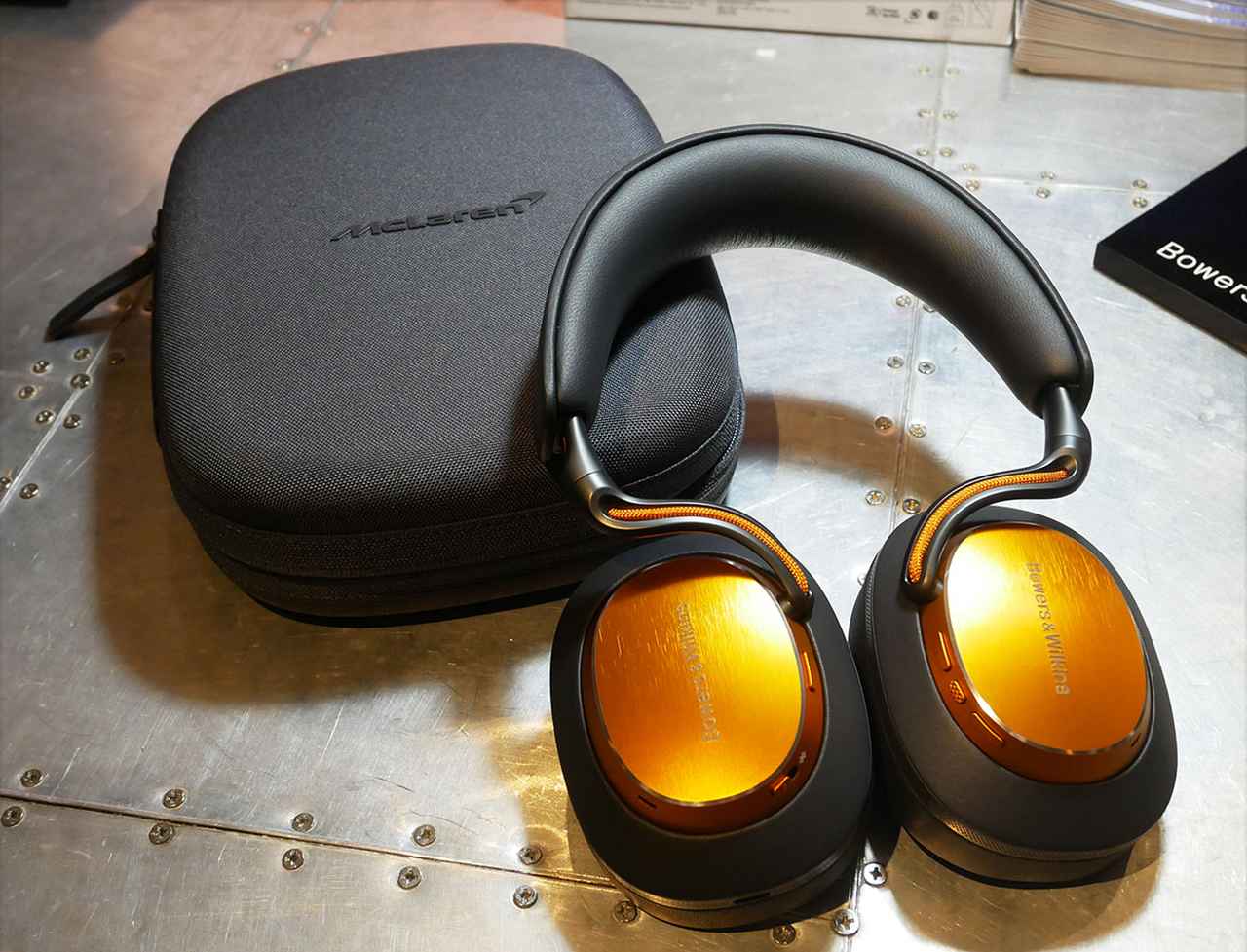 B&Wの人気ワイヤレスヘッドホンに、「Px8 S2 McLaren Edition」が登場