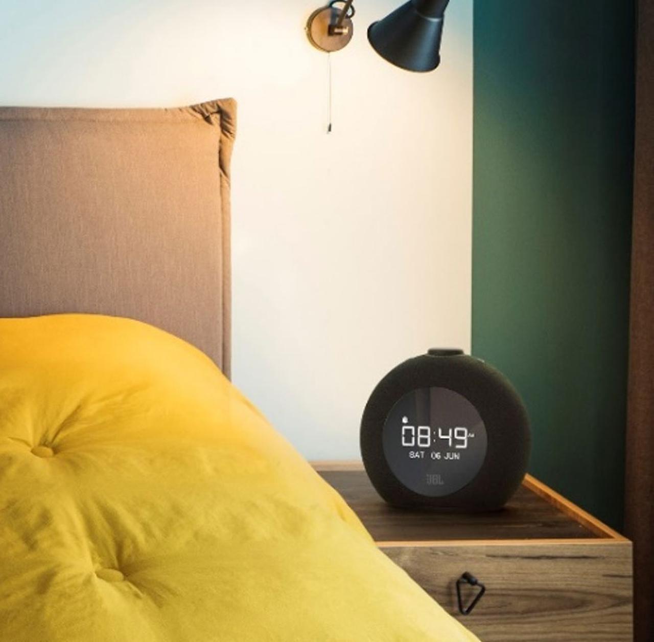 JBL、FMラジオも聞けるアラームクロック付きBluetoothスピーカー「JBL