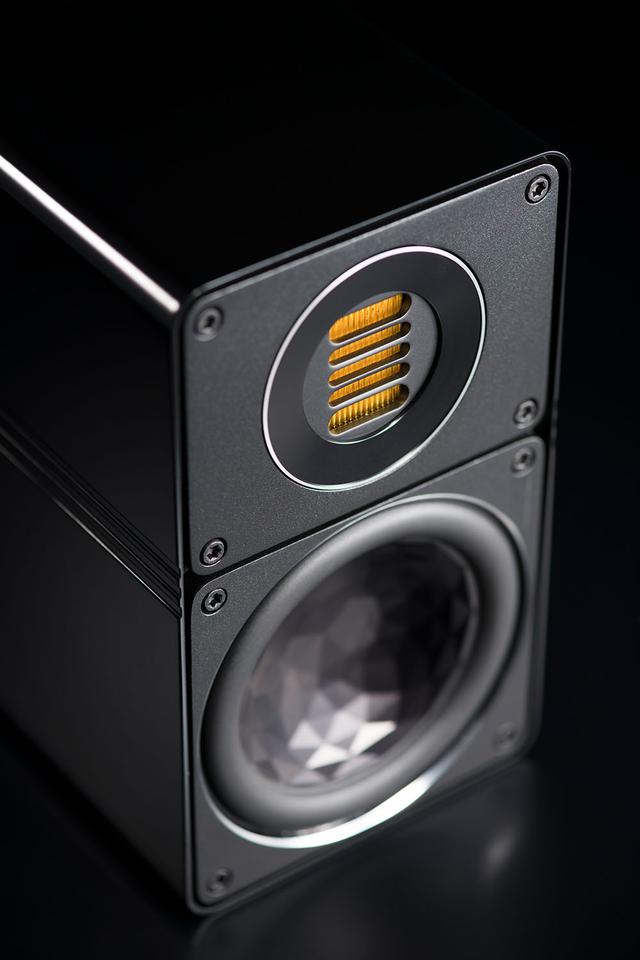 エラックの人気モデル300シリーズの新製品が登場。新開発JET6