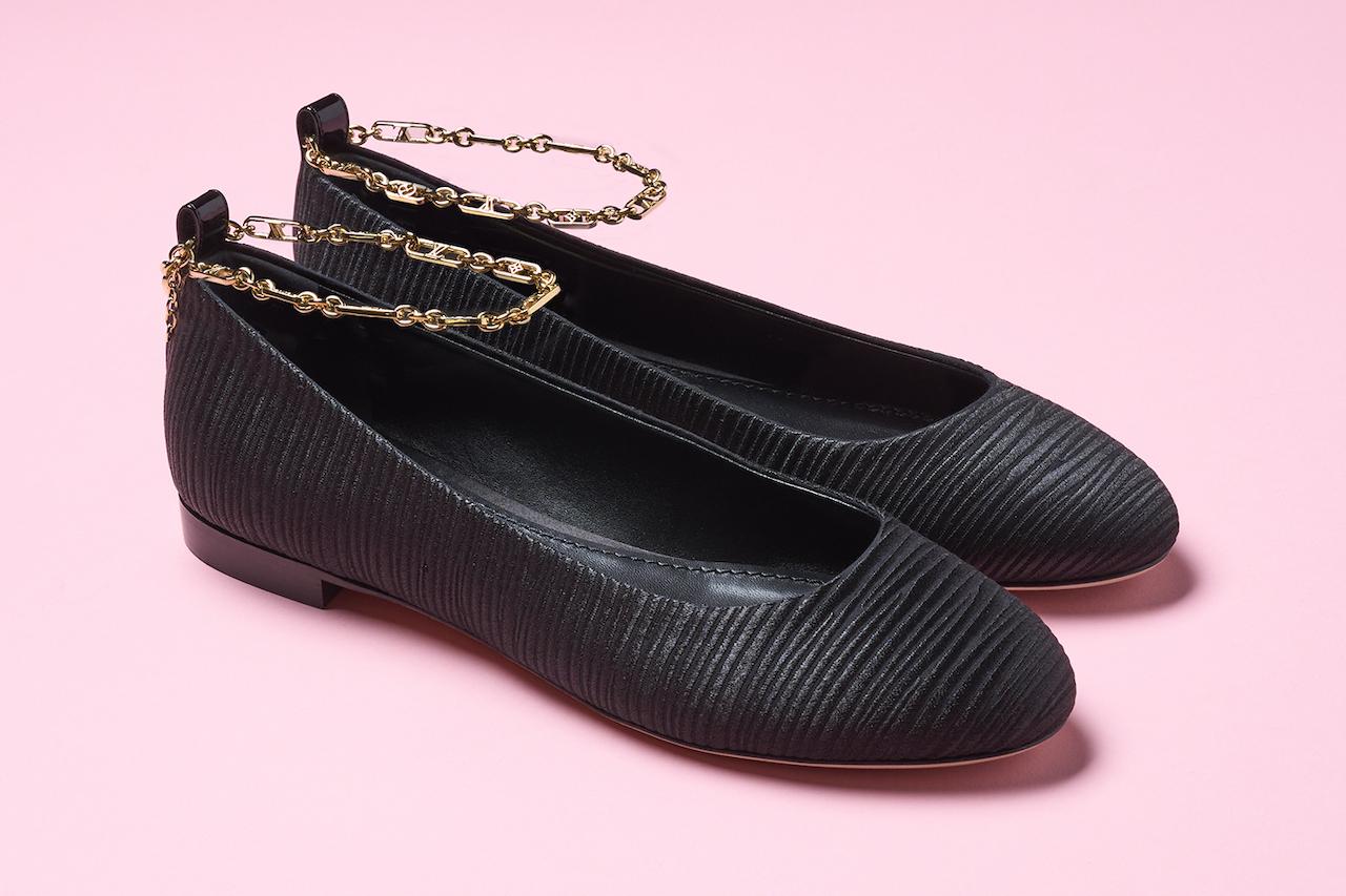 歩きやすくて、上品可憐。 ハイブランドのとびきり洒落た黒のバレエ