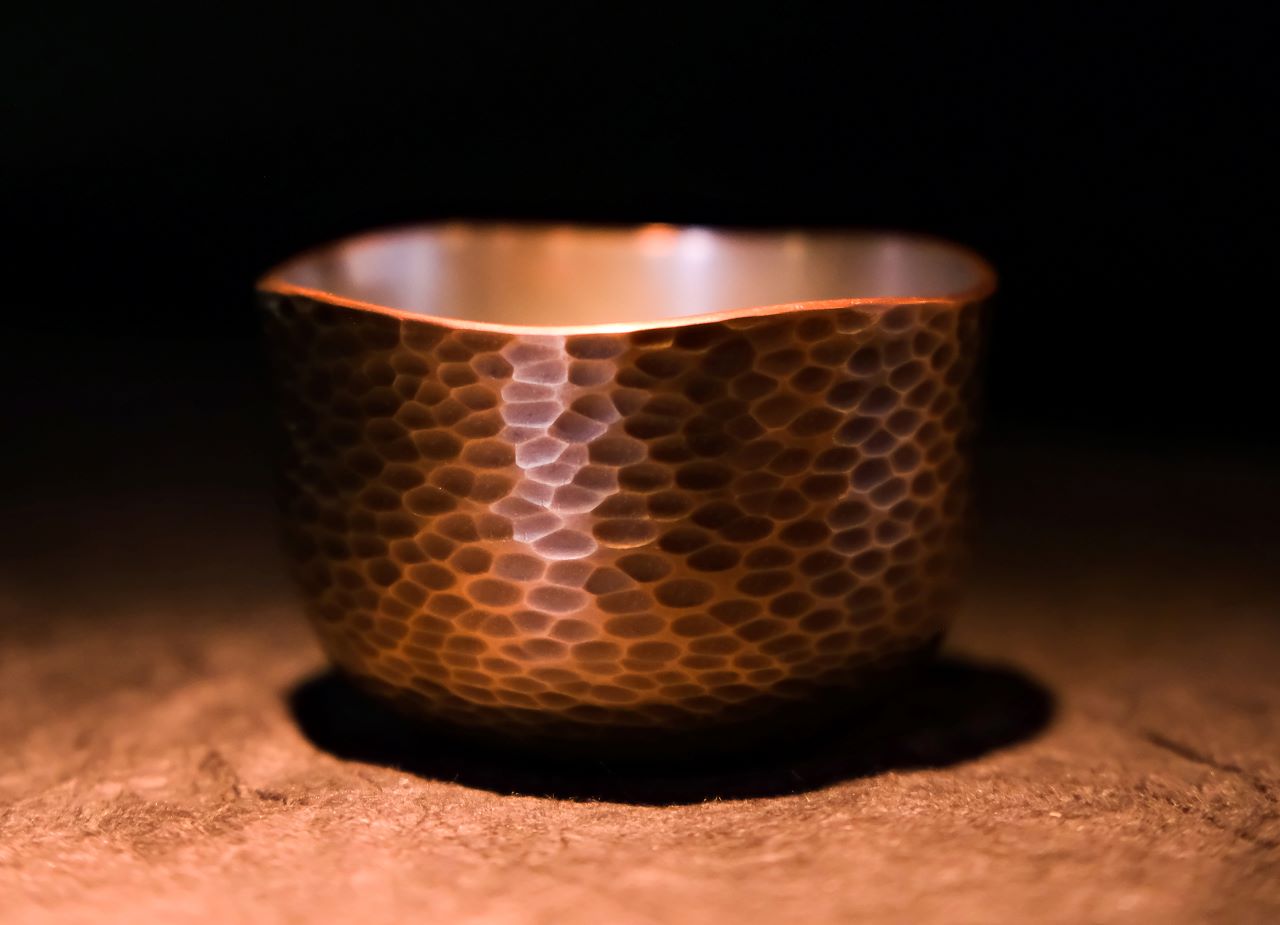 日本酒を美しく引き立てる 「鎚起銅器」の酒器とは - T JAPAN:The New 【