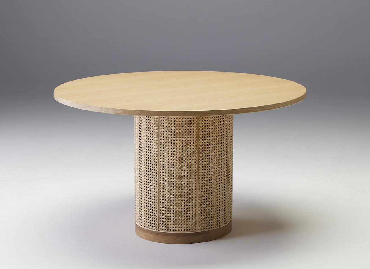 美しい木の丸テーブル。 秋田木工、飛騨産業、天童木工ほか 日本の職人