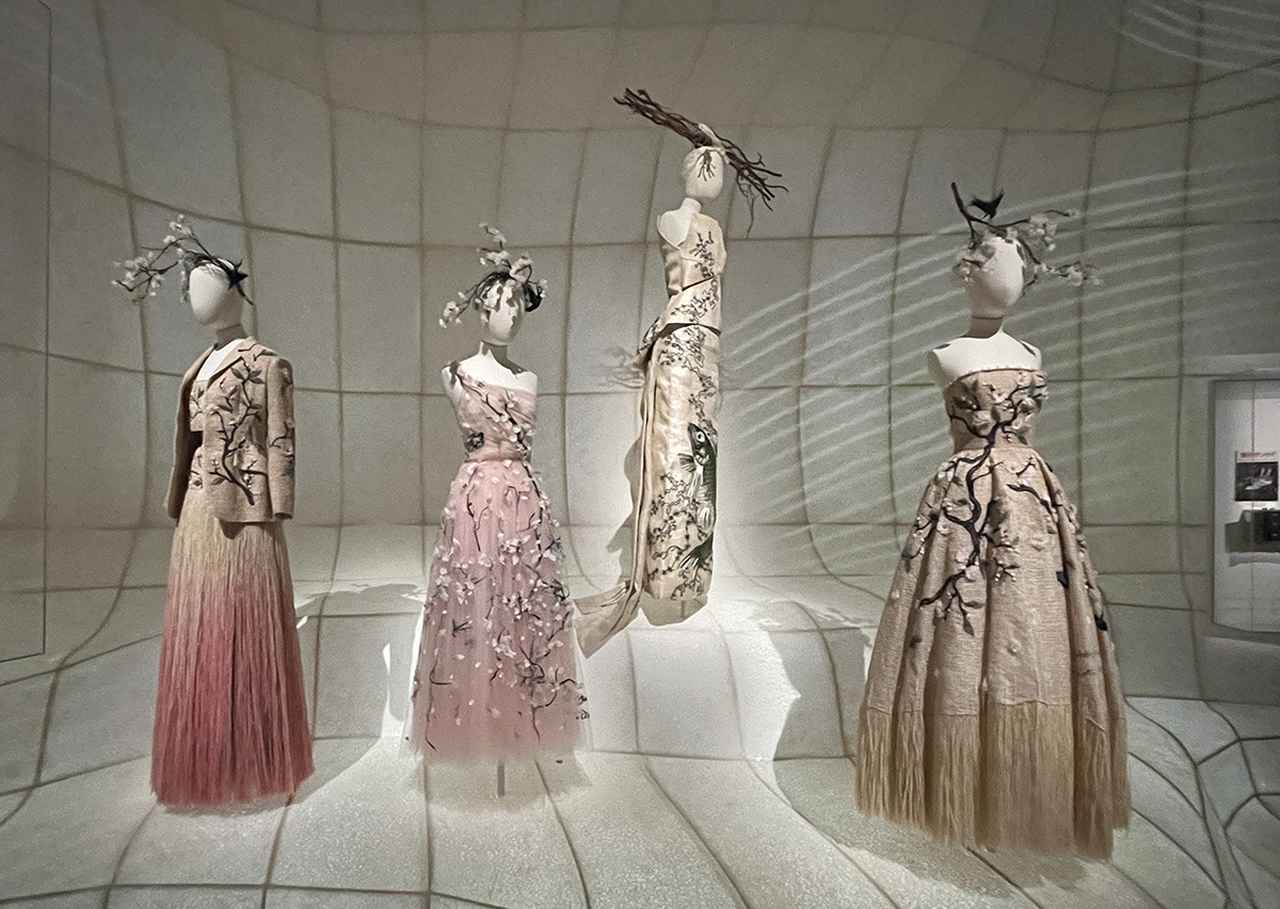 クリスチャン・ディオールと日本。 メゾンの歴史とその絆の物語を紡ぐ