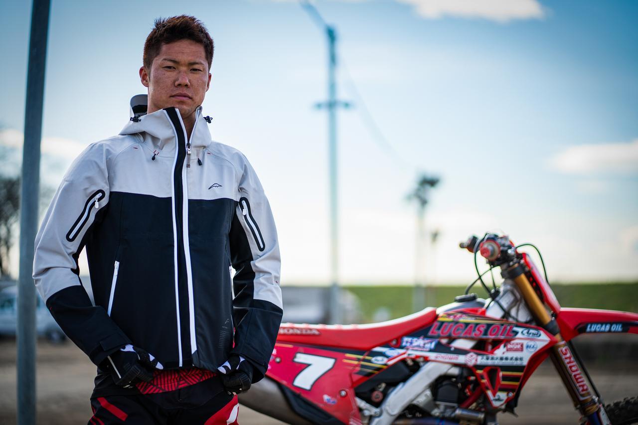 オフロードでも使えるスタイリッシュなKUSHITANI 春夏の新アイテム