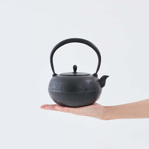 漢字彫刻の丸形鉄瓶 漢字彫刻の丸形鉄瓶 漢字彫刻の丸形鉄瓶 鉄製 丸形