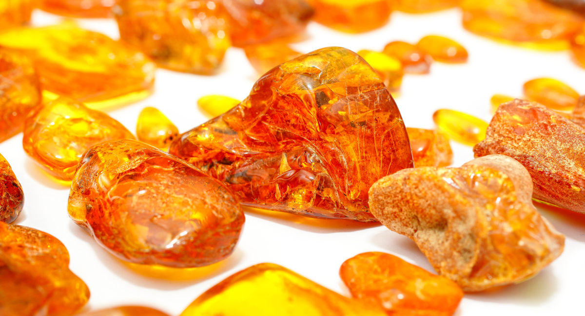 琥珀（アンバー）はどんな宝石？色や種類、価値、お手入れ方法など