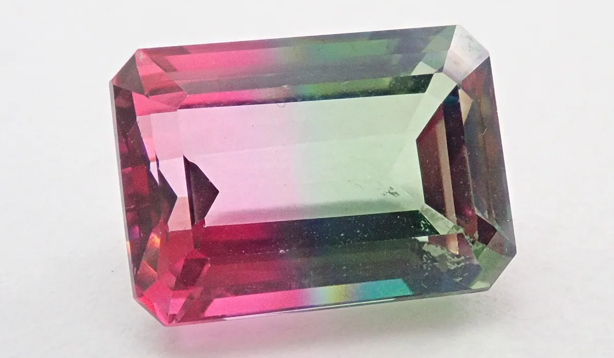 バイカラートルマリンは華やかな宝石！？偽物はあるの？見分け方は