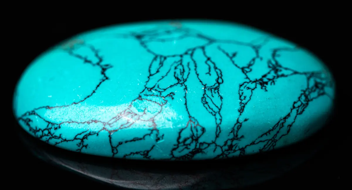 ターコイズ（トルコ石）の産地別特徴、価値の違い、原石の形とは
