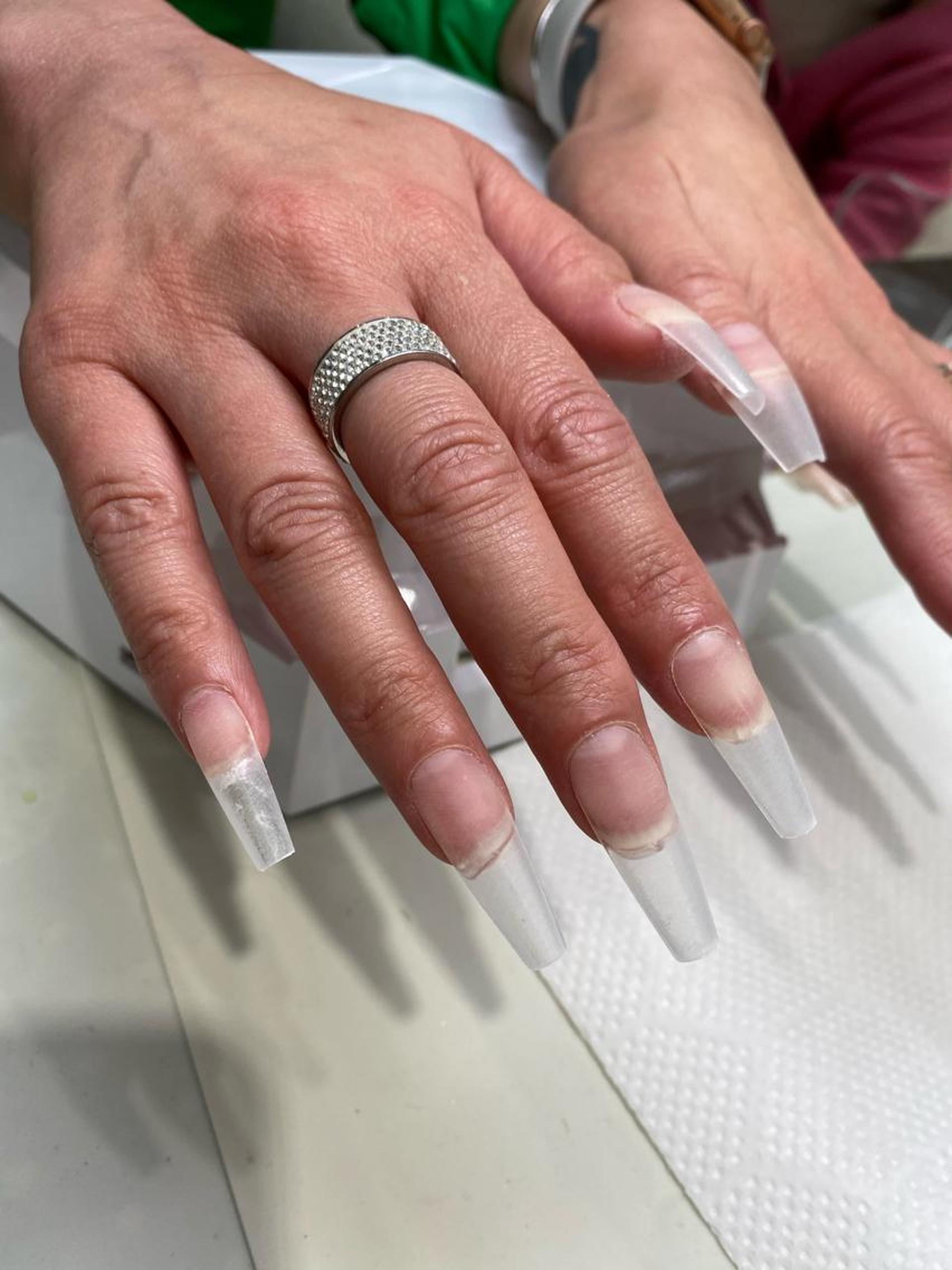 ジェルチップで長さだし中 このようにジェルでできたチップを根本から