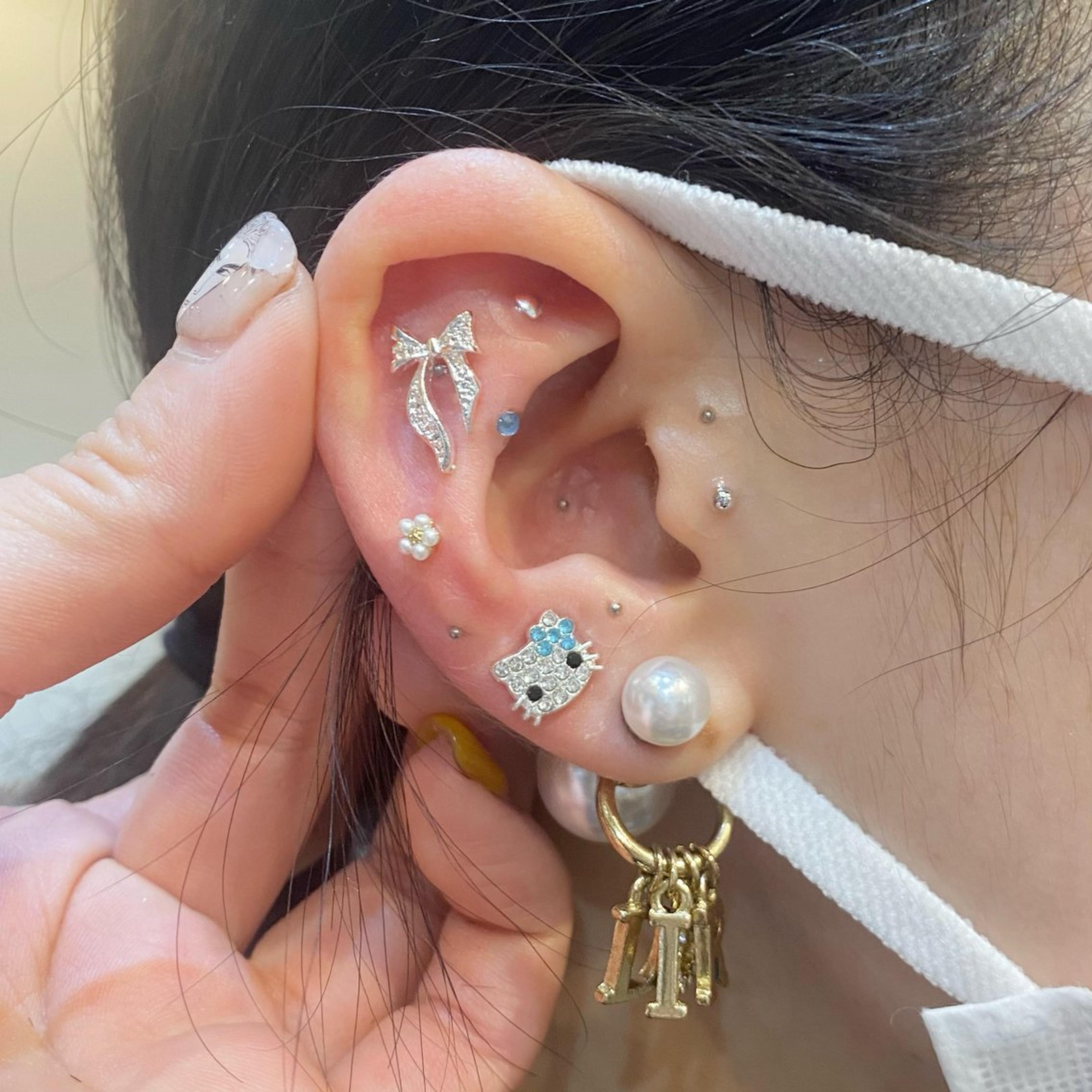 耳つぼジュエリー】 Kitty × Ribbon シルバーと水色で統一された