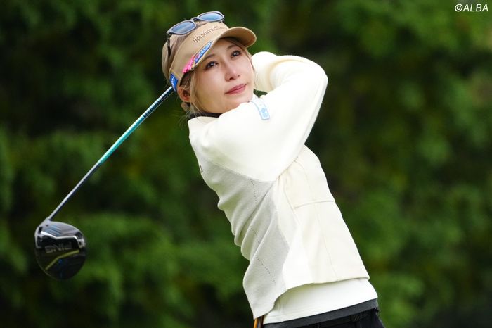 タイに滞在する金田久美子がミニスカ、ノースリーブ姿で美しいスイング