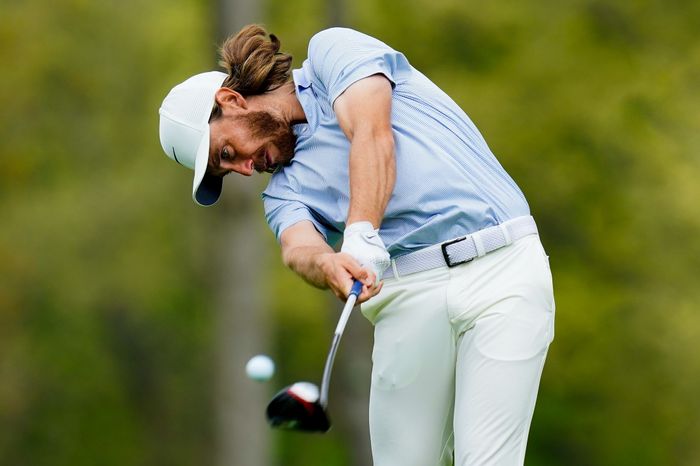 写真] トミー・フリートウッドのスイングを解説 「“右ツマ先”を開いて