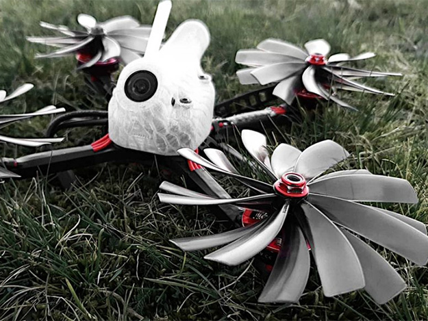 Quadmovr、64枚ものプロペラを持つFPVレーシングドローン。驚くべき