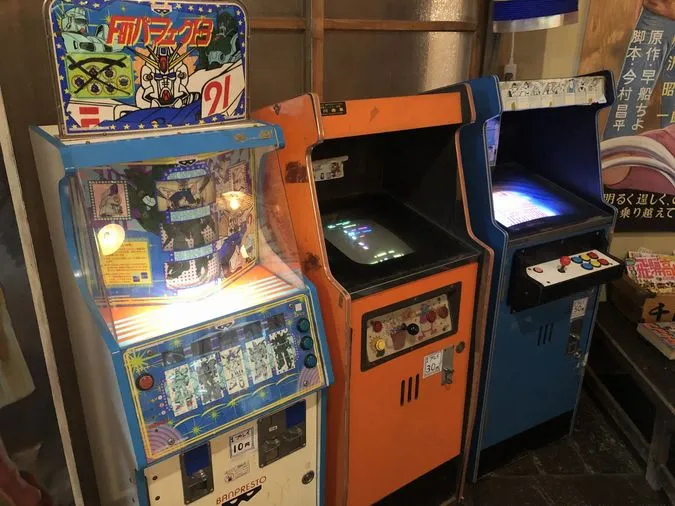 施設写真】 昭和の駄菓子屋ゲームコーナーでは懐かしい10円ゲームなど