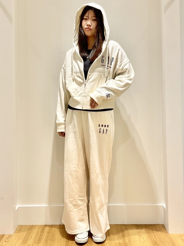 日本上陸30周年オリジナルスウェットセットアップのスタイリング | Gap