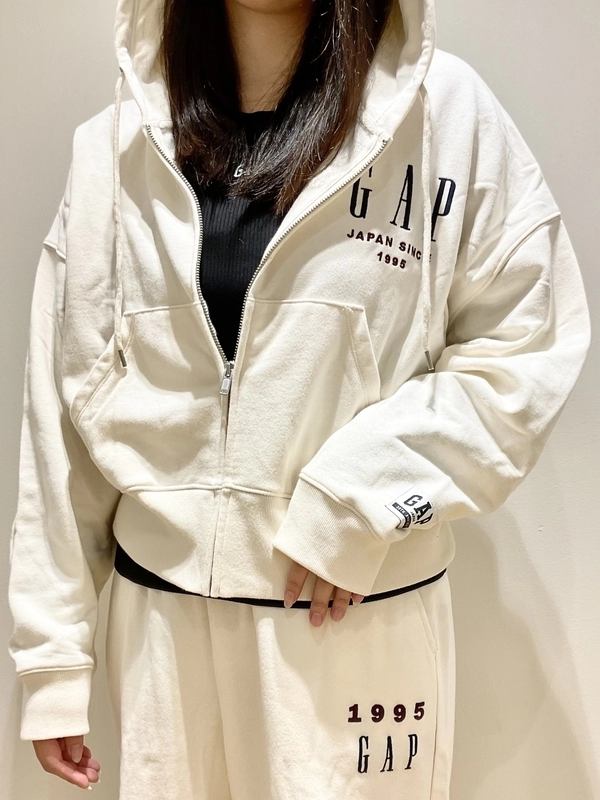 日本上陸30周年オリジナルスウェットセットアップのスタイリング | Gap