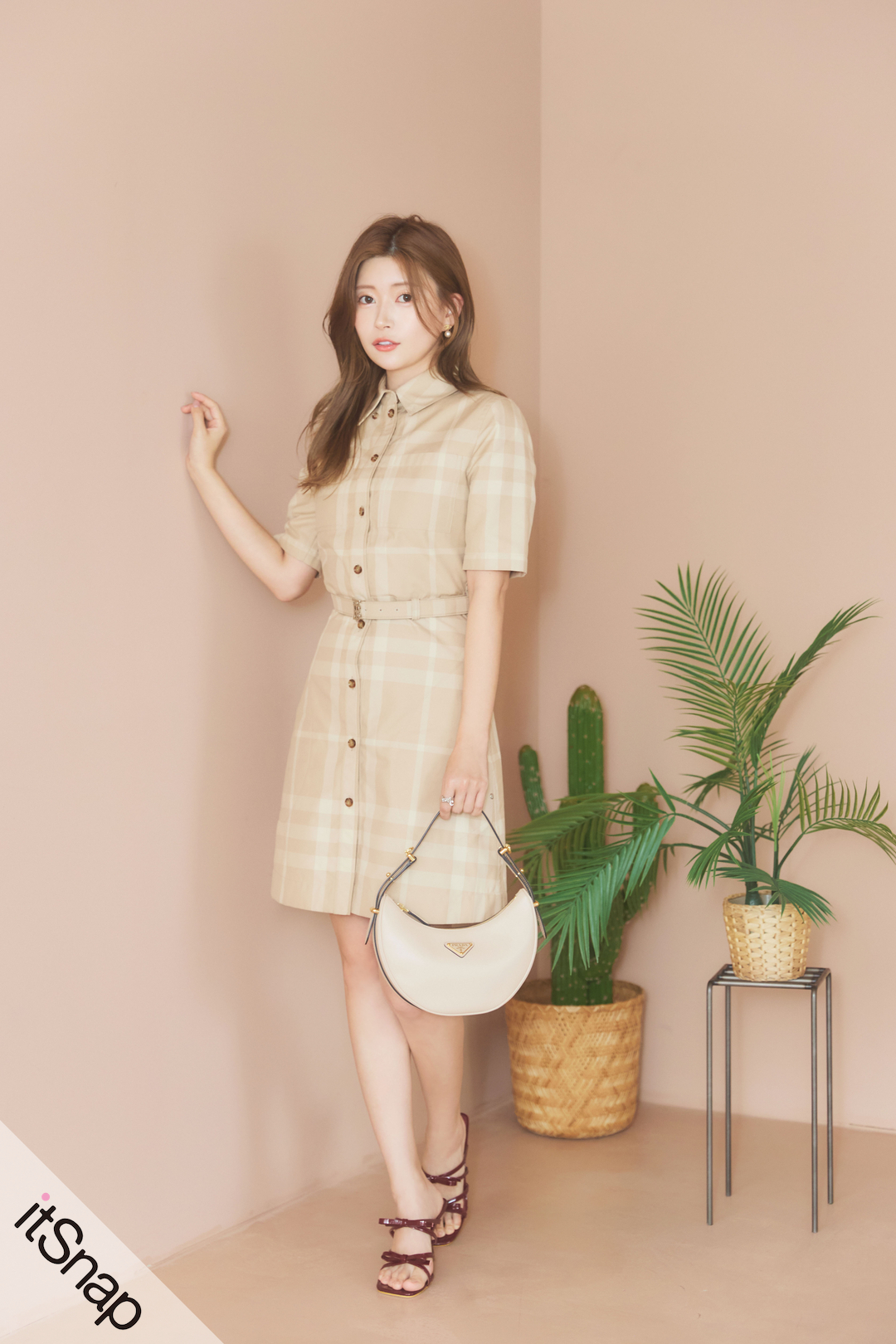 バーバリーチェック柄のミニワンピと PRADAのバッグが相性よすぎて優勝