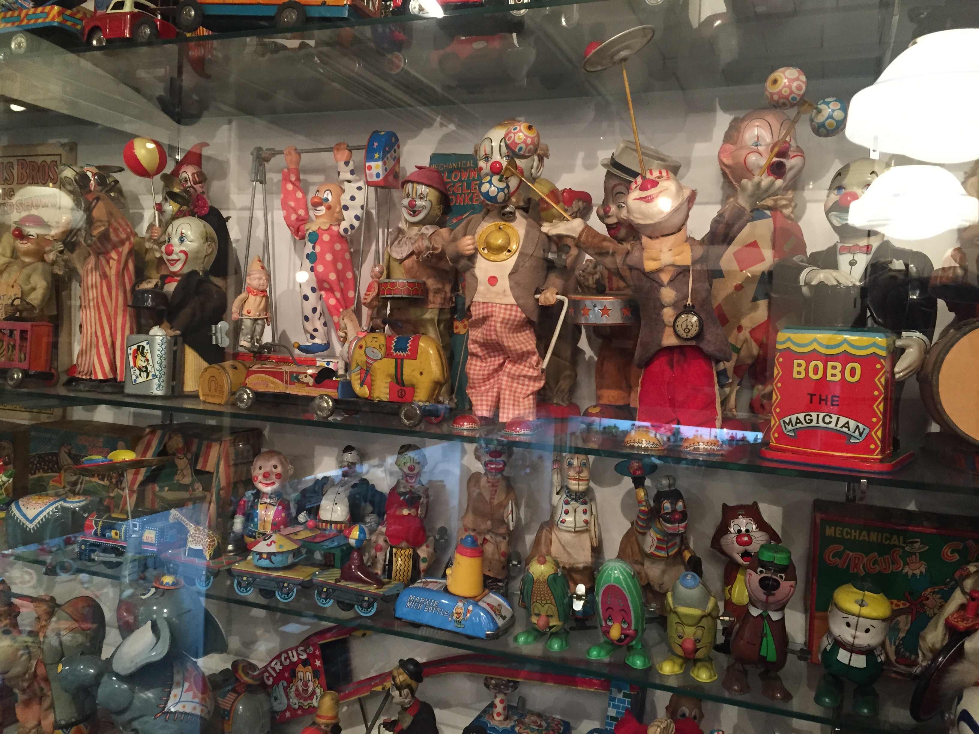 まるでおもちゃ箱の中に迷い込んだよう。横浜の「ブリキのおもちゃ