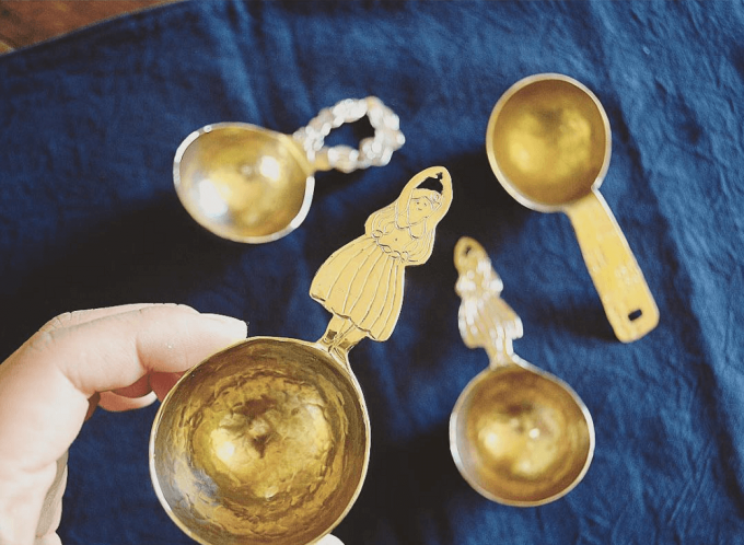 食卓をあたたかく、静かな光で彩る。金工作家・川地あや香さんの