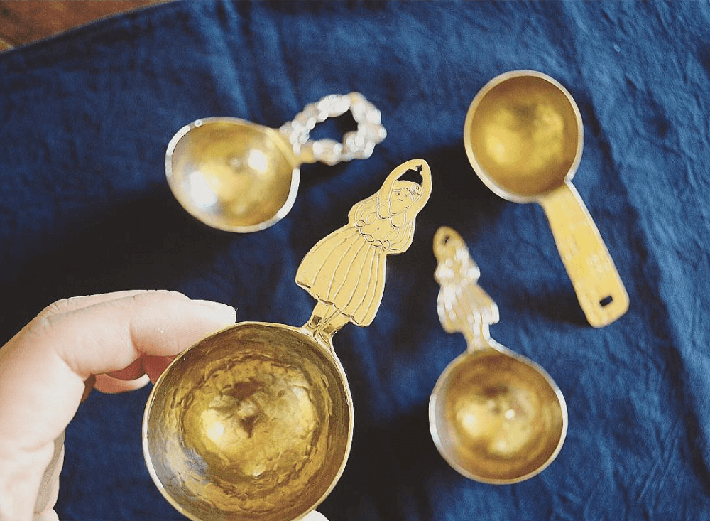 食卓をあたたかく、静かな光で彩る。金工作家・川地あや香さんの