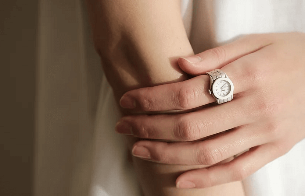 指輪の美しさと時計の機能を兼ね備える。精巧な指時計ブランド「moco