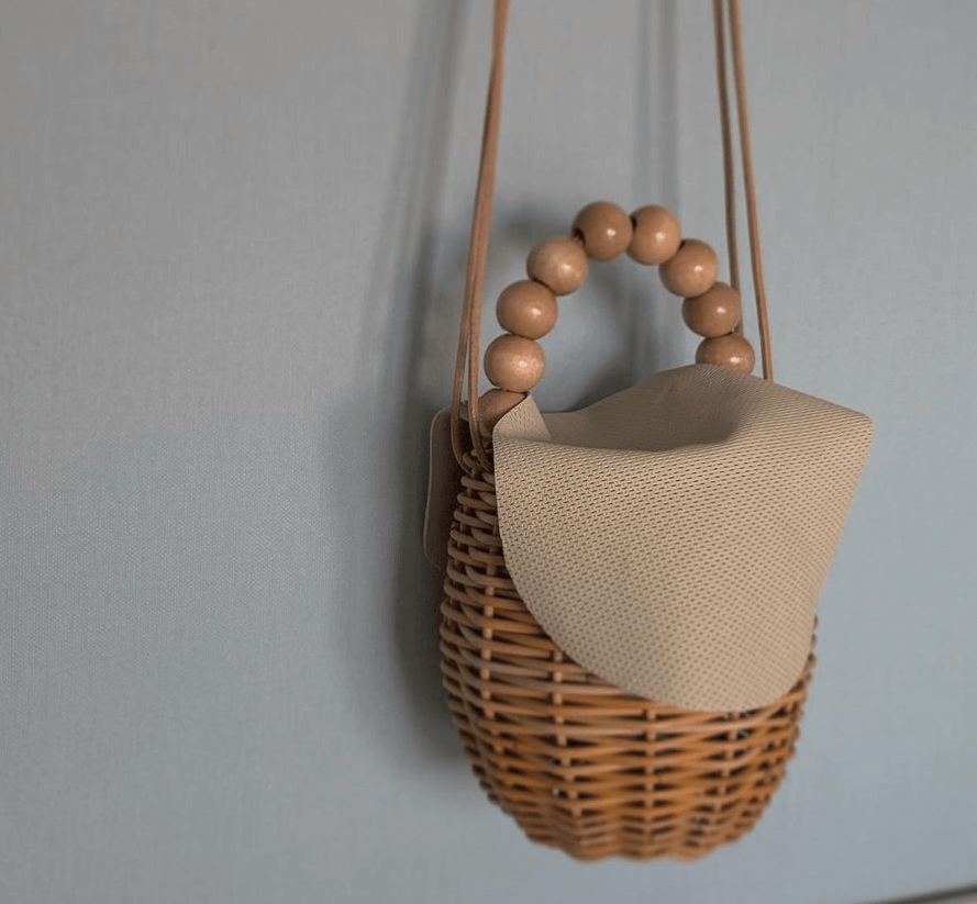 毎日持ち歩きたい唯一無二のデザイン。装いにそっと華を添える