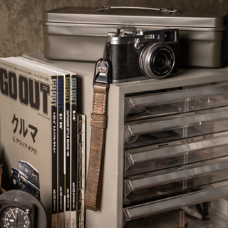 手染めエイジングレザーハンドストラップ 002（ピークデザイン