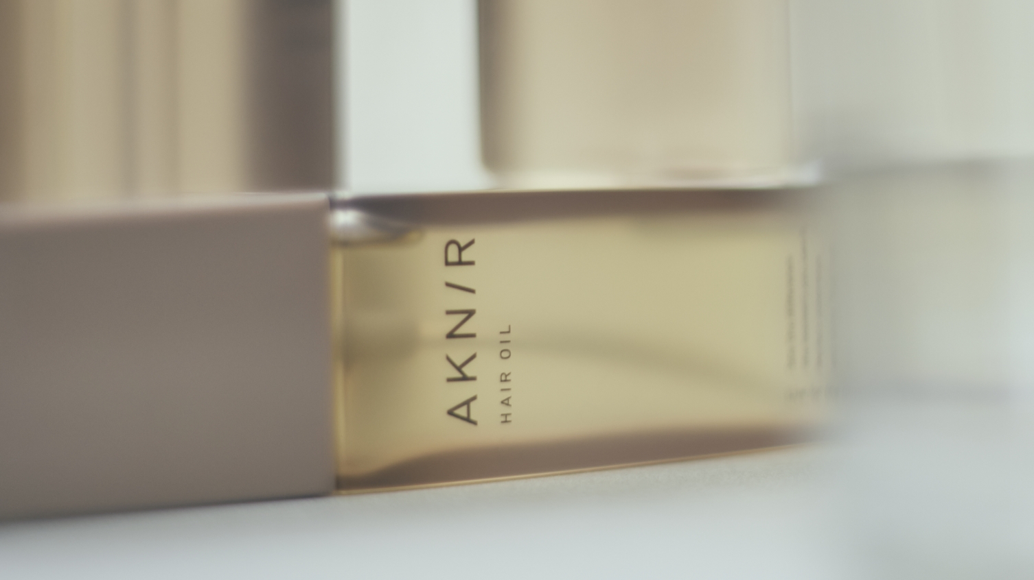 プレミアムモイストヘアオイル【ローズ×サンダルウッド】｜AKNIR