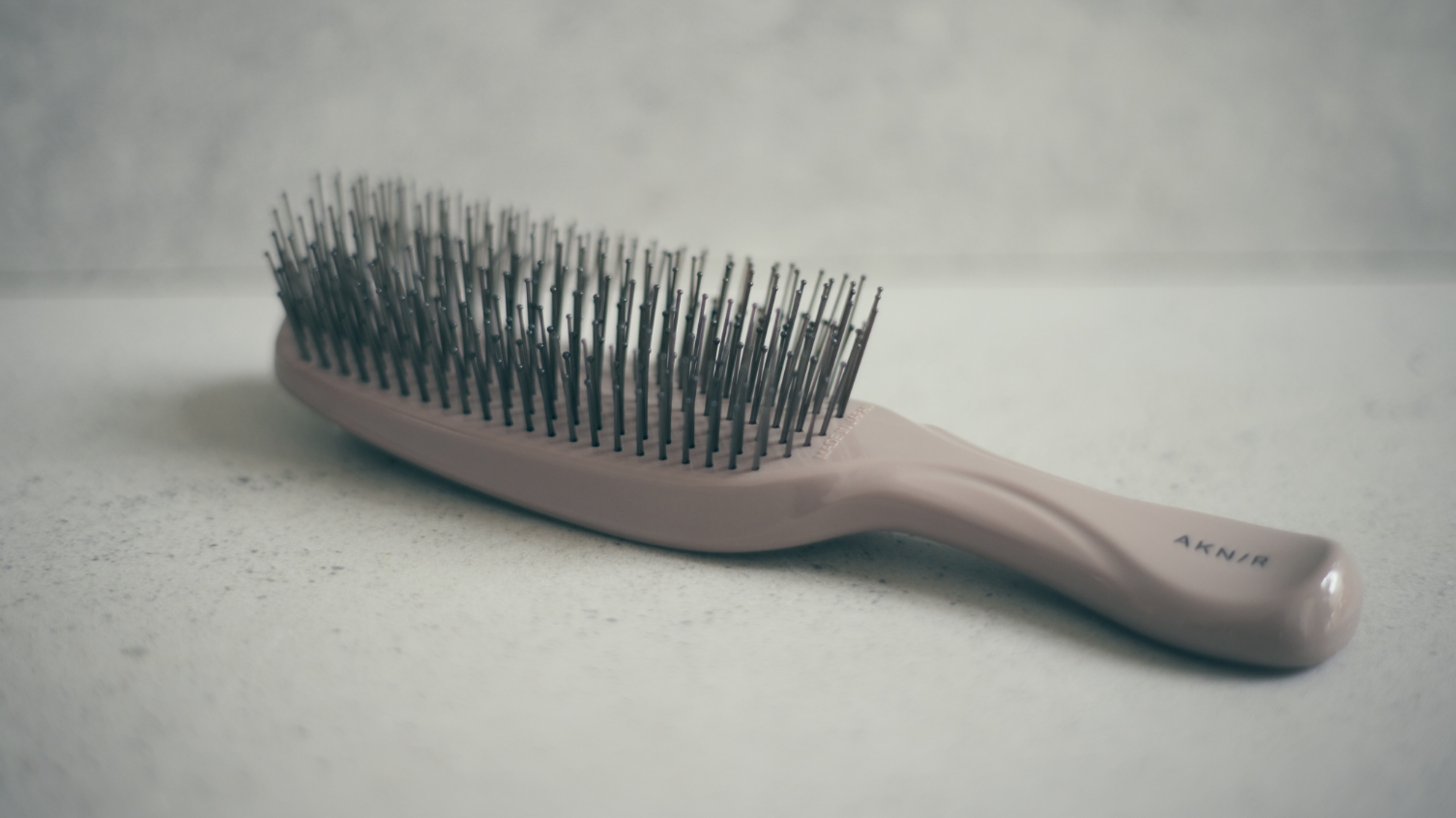 シャンプーブラシ【ローズ×サンダルウッド】｜AKNIR（アクニー） 公式