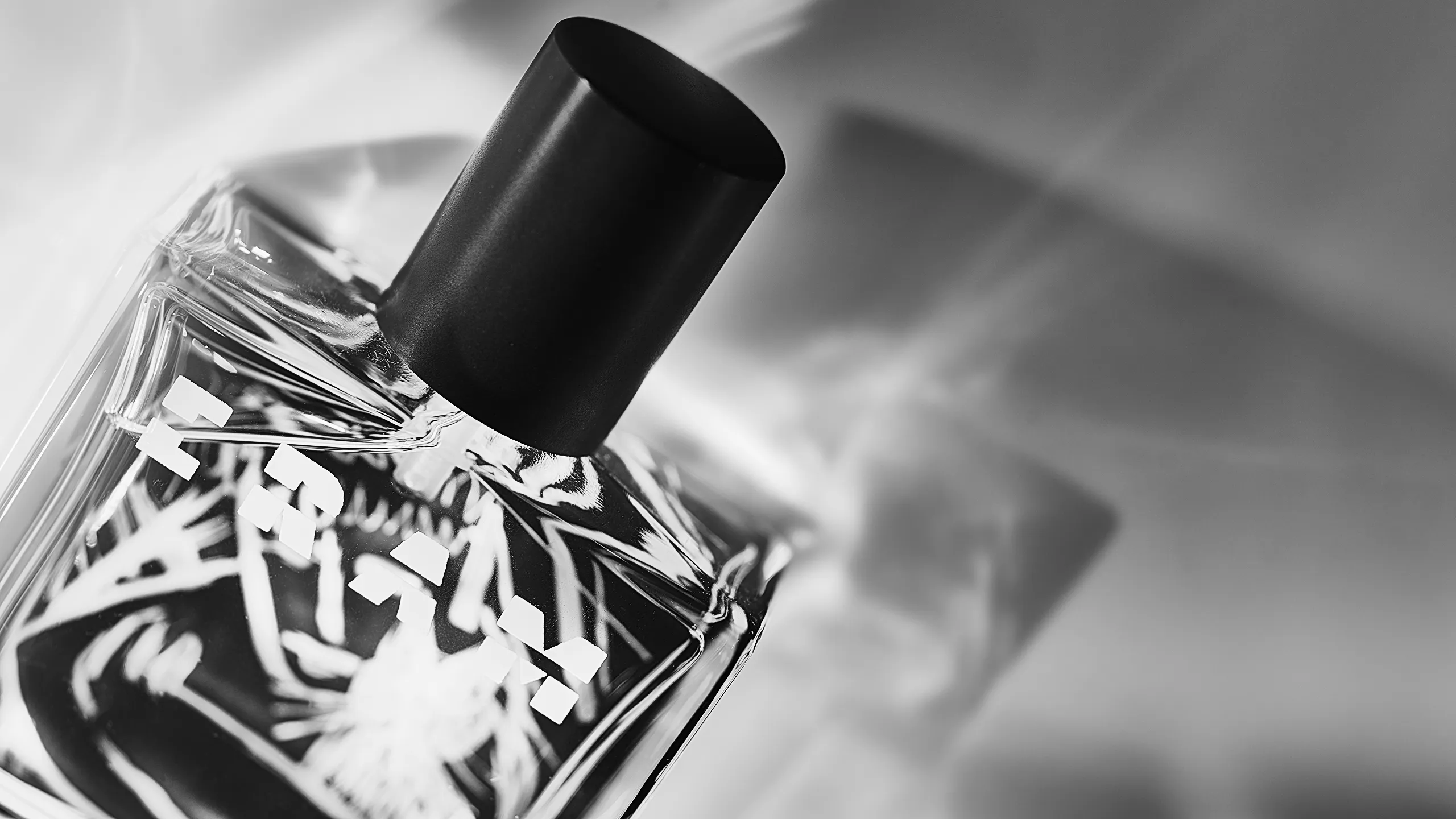 暗 転 | ERAM（エラム） 自分勝手に香りを楽しむ、 “感性”が味方する