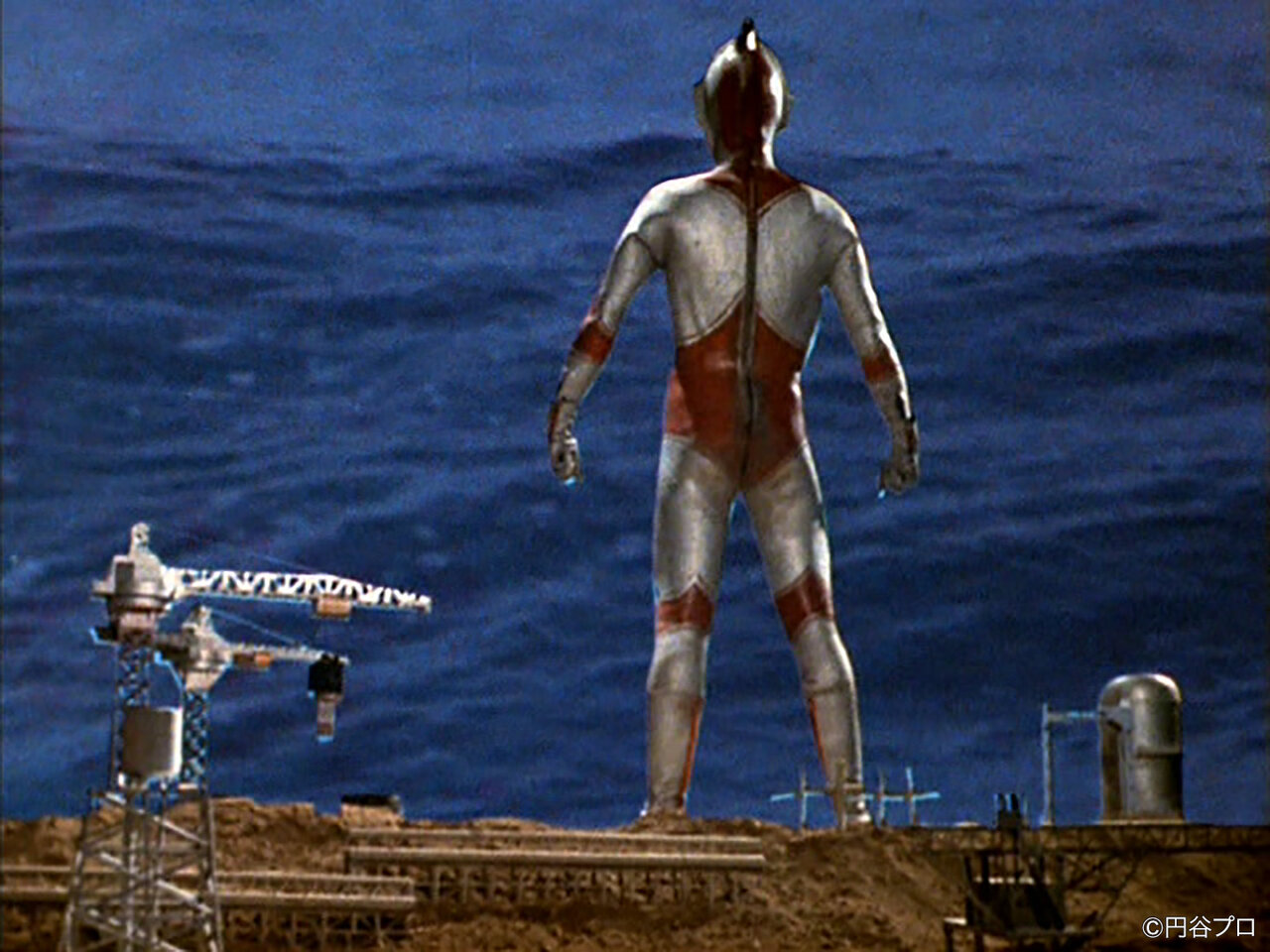 6月25日 帰ってきたウルトラマン シーモンスが東京湾に出現