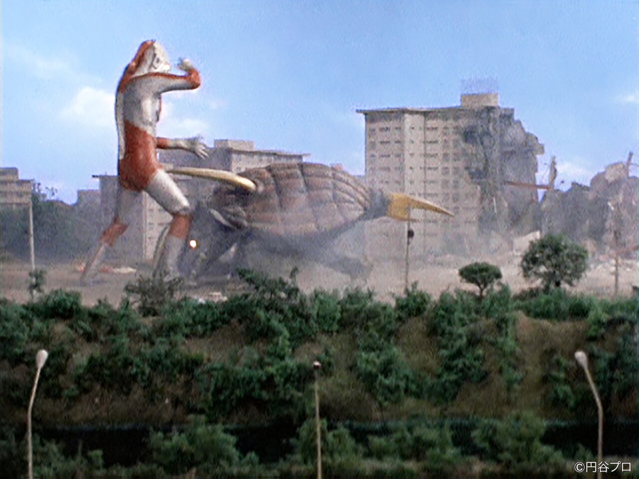 9月17日 帰ってきたウルトラマン マンションの壁がキングストロンに