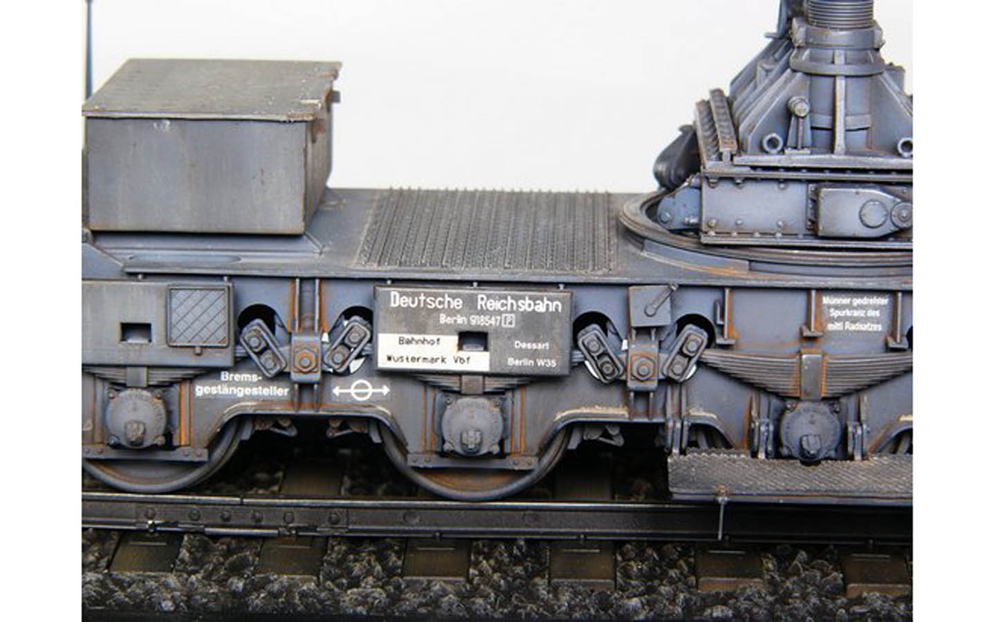 Mörser Karl Gerät 040/041 on Railway Transport Carrier - Trumpeter