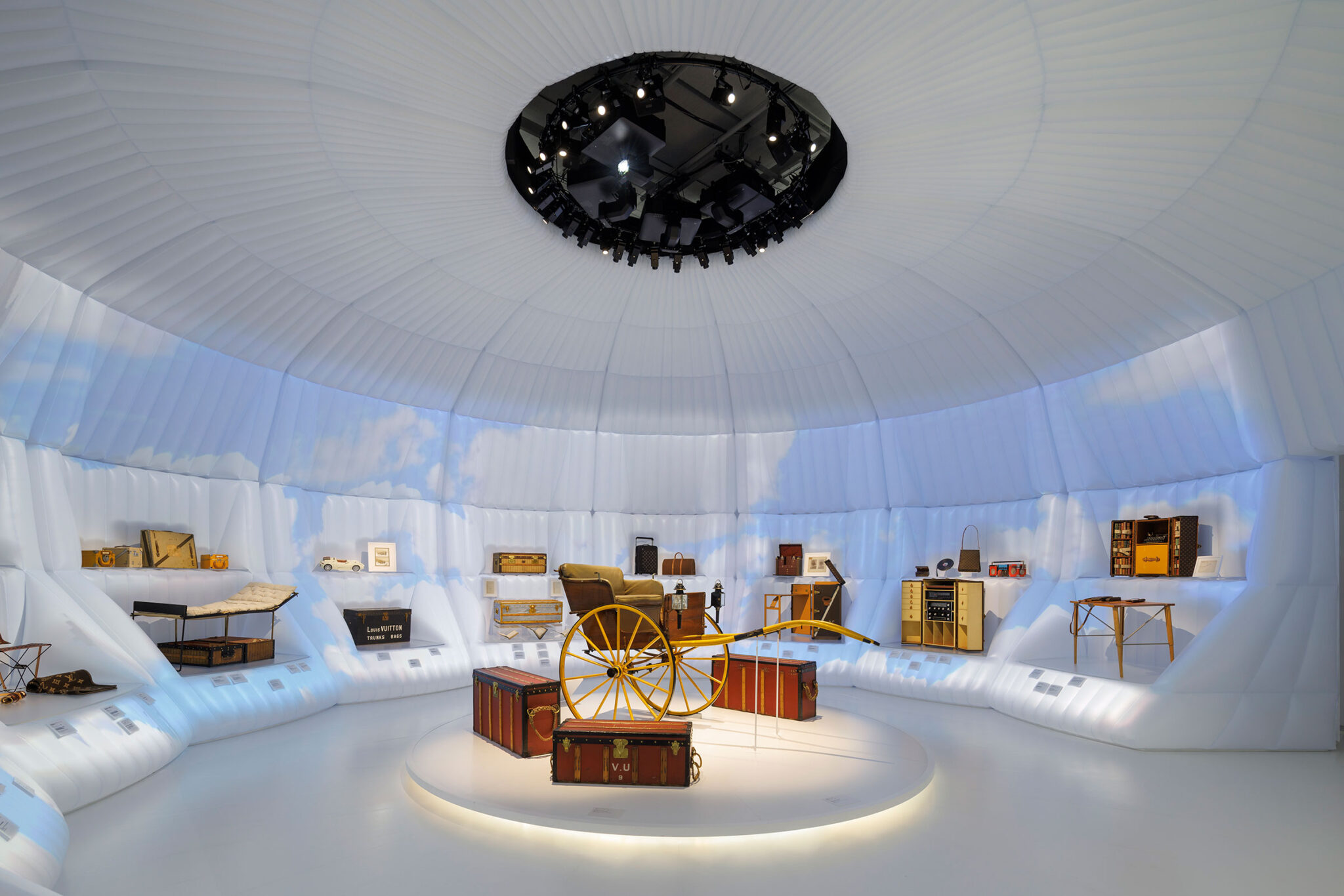 ニュース】OMA / 重松象平の会場デザインによる、ルイ・ヴィトンの展覧