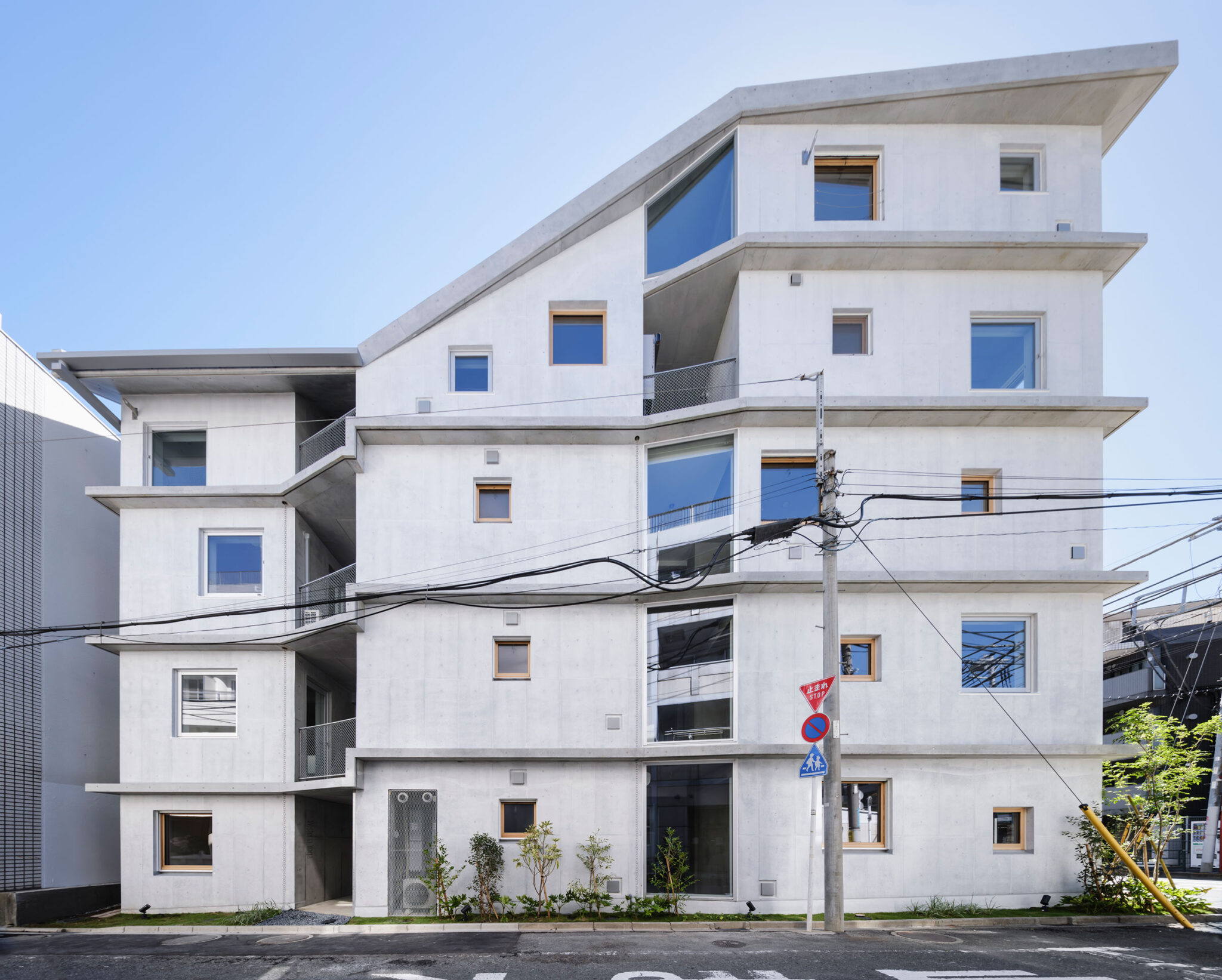 若松均建築設計事務所による、東京・世田谷区の「瀬田立体交叉点の集合