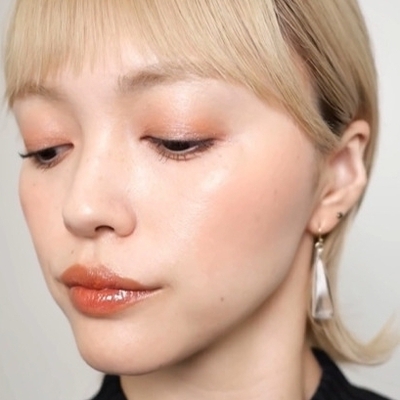 ホリデーシーズンにふさわしい、温もりあふれるメイクアップのSTAFF