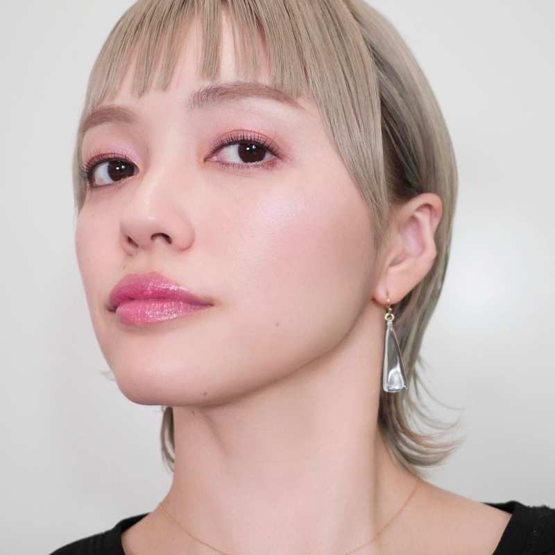 春の花を瞼にこぼしたような、華やかなパレットのSTAFF REVIEW