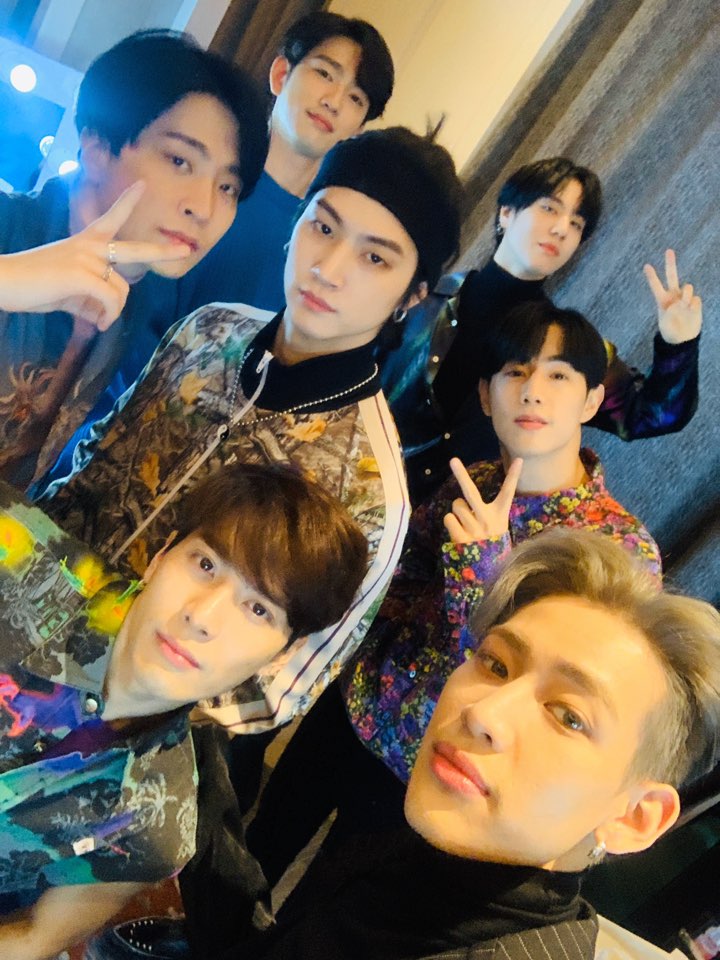 GOT7 メンバー 空港で無秩序なファンのため転倒.. JYP側 強硬対応を