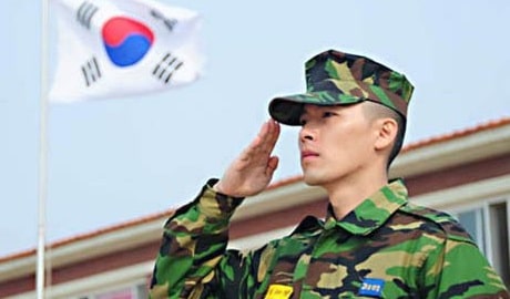 海兵隊写真集では伝わらない、最高齢志願兵 ヒョンビンの本物の'男性美