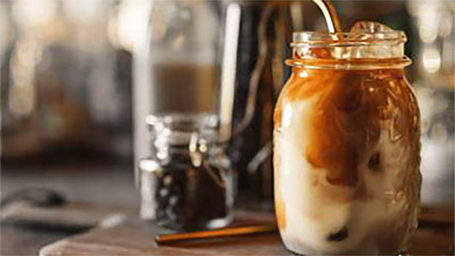 カフェ風のキレイな2層に！アイスカフェラテのレシピ(作り方