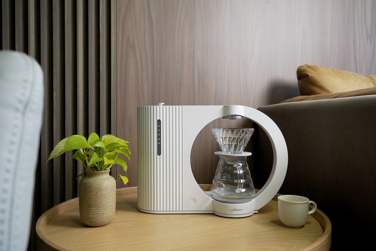 Hiroia's Hikaru V60 Smart Coffee Brewer is Making the Rounds