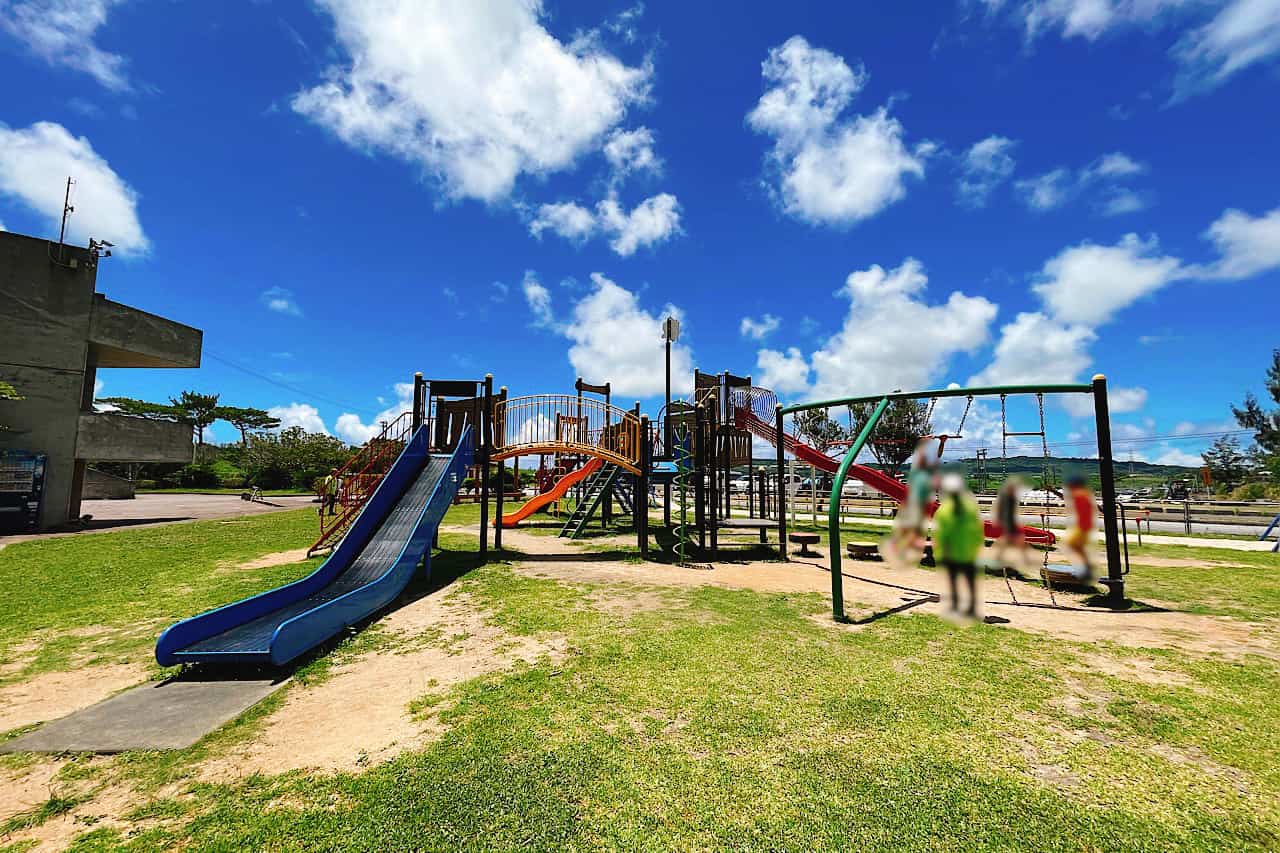 絶景が見渡せる展望スポットに、しっかり遊べるアスレチック複合遊具