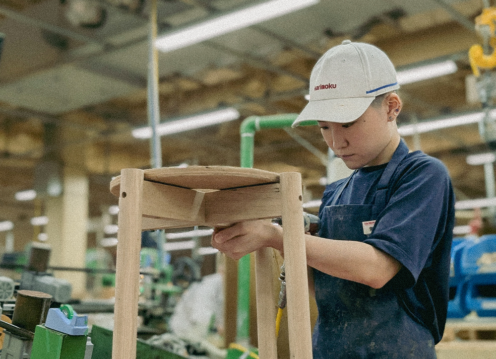 日本初、カリモク家具が手掛けたアップサイクル木製スツール