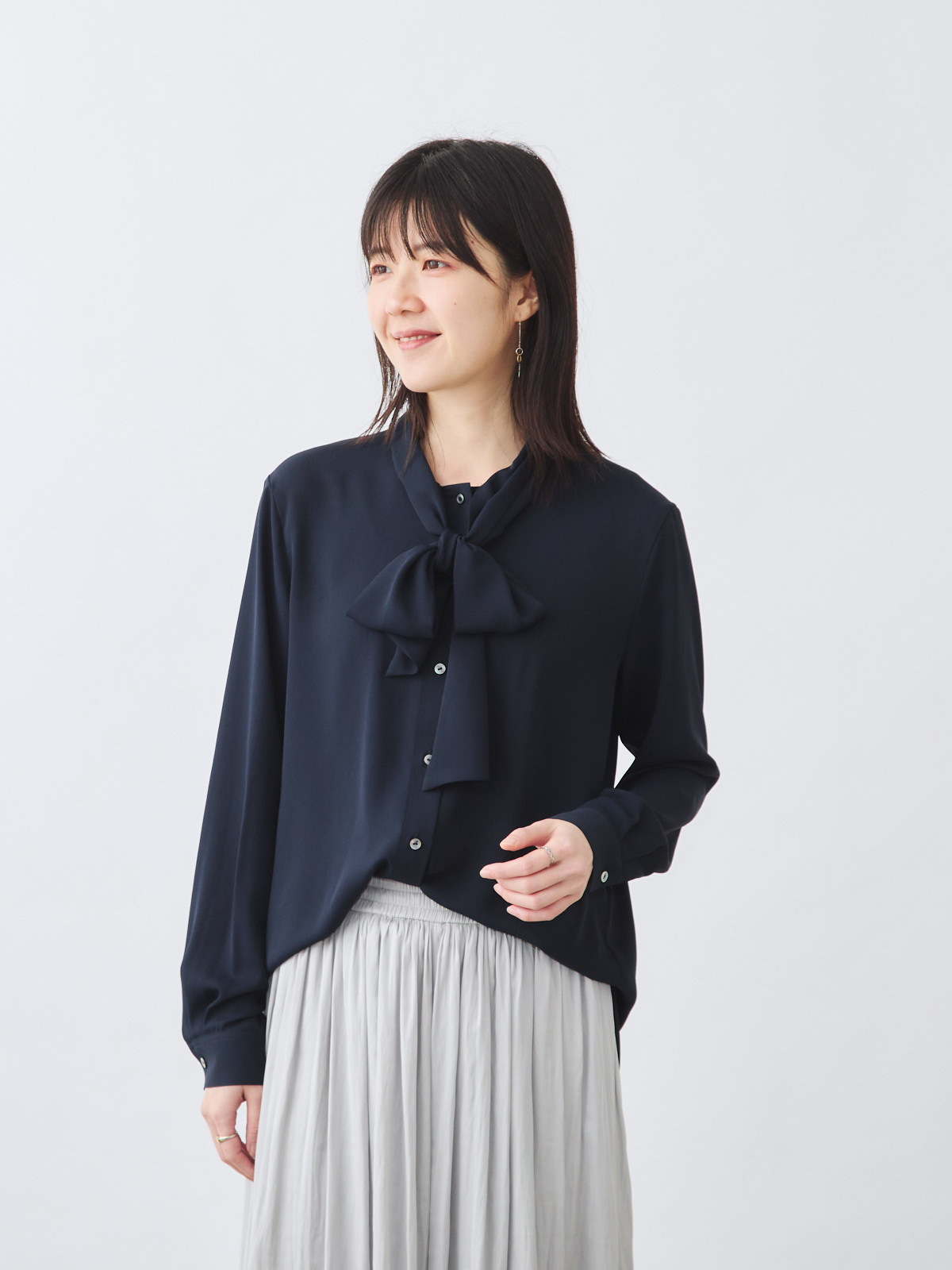 ボウタイブラウス/ウォッシャブル/ネイビー | Factelier (ファクトリエ)