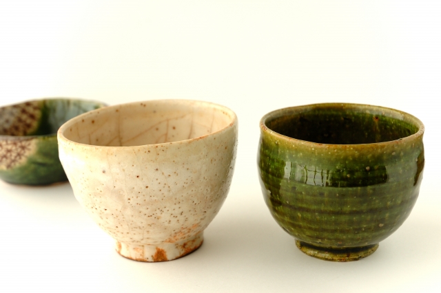 志野焼とは？白釉の美と鉄絵の魅力｜歴史・特徴・見分け方・買取価格を紹介