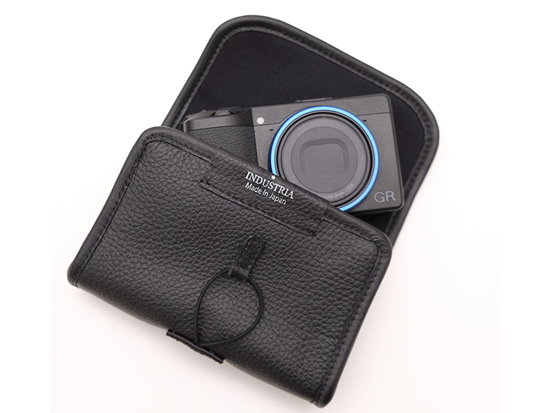 ゴム紐で留めて封をするGR III用レザー製カメラケース - デジカメ Watch