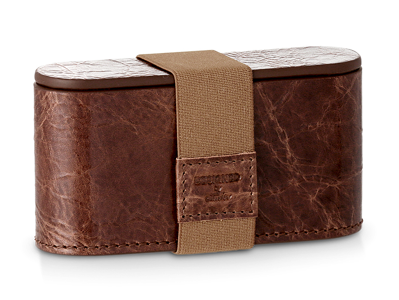 35mm用・120用の革製フィルムケース。鉛入りの“X線保護“仕様