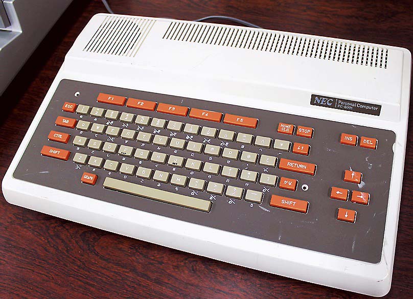 名機が語る技術史 電通大博物館探訪 「PC-6001」など展示 多数が稼働