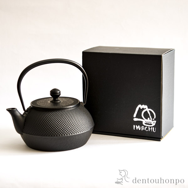 送料無料】 鉄瓶 7型 特製アラレ紋 内面釜焼・外面黒焼付仕上げ IH対応